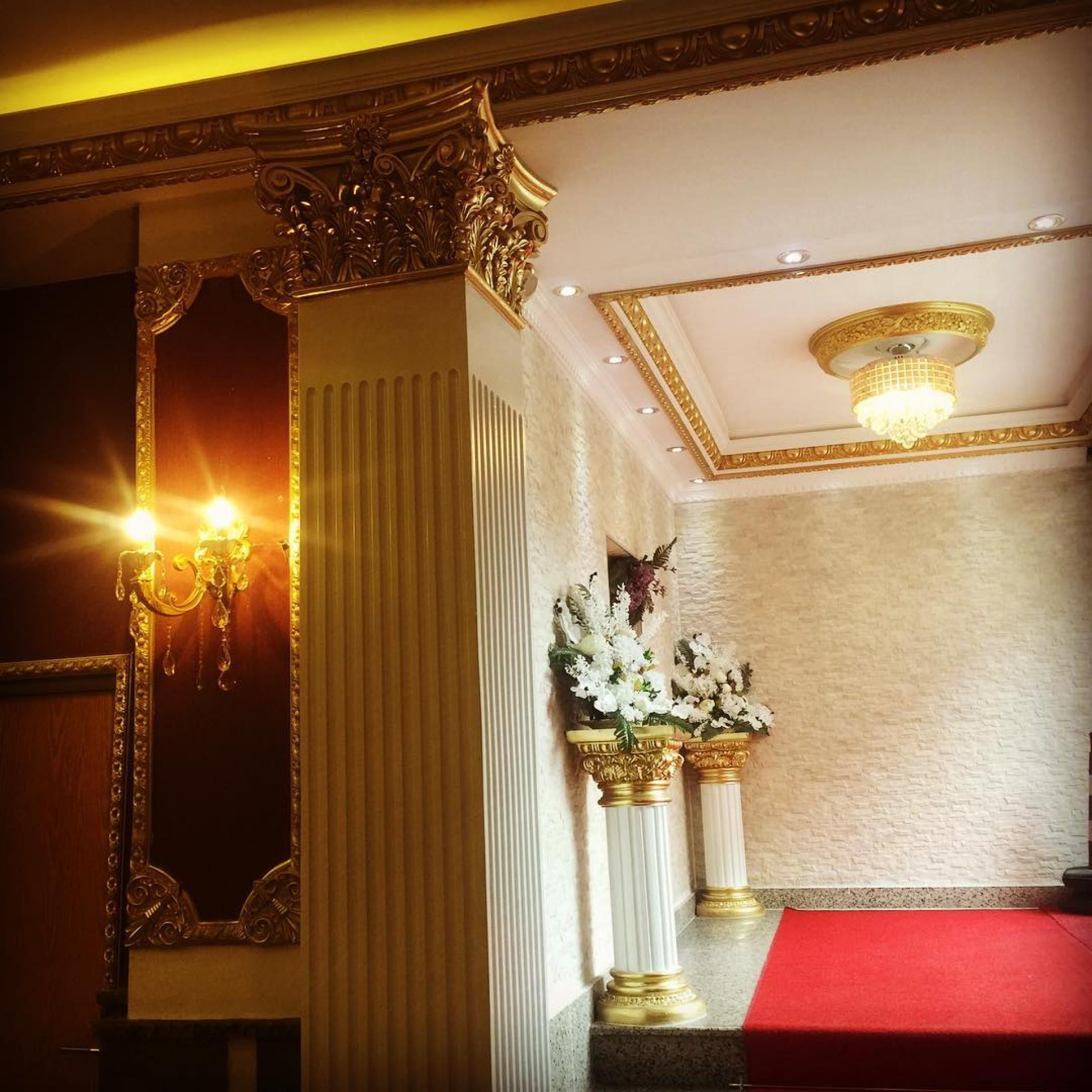 Düğün salonu dekorasyonunda altın varaklı poliüretan pilaster sütunlar, tavan göbeği, kartonpiyer ve kısa Roma kaidelerinin bir arada kullanımı.