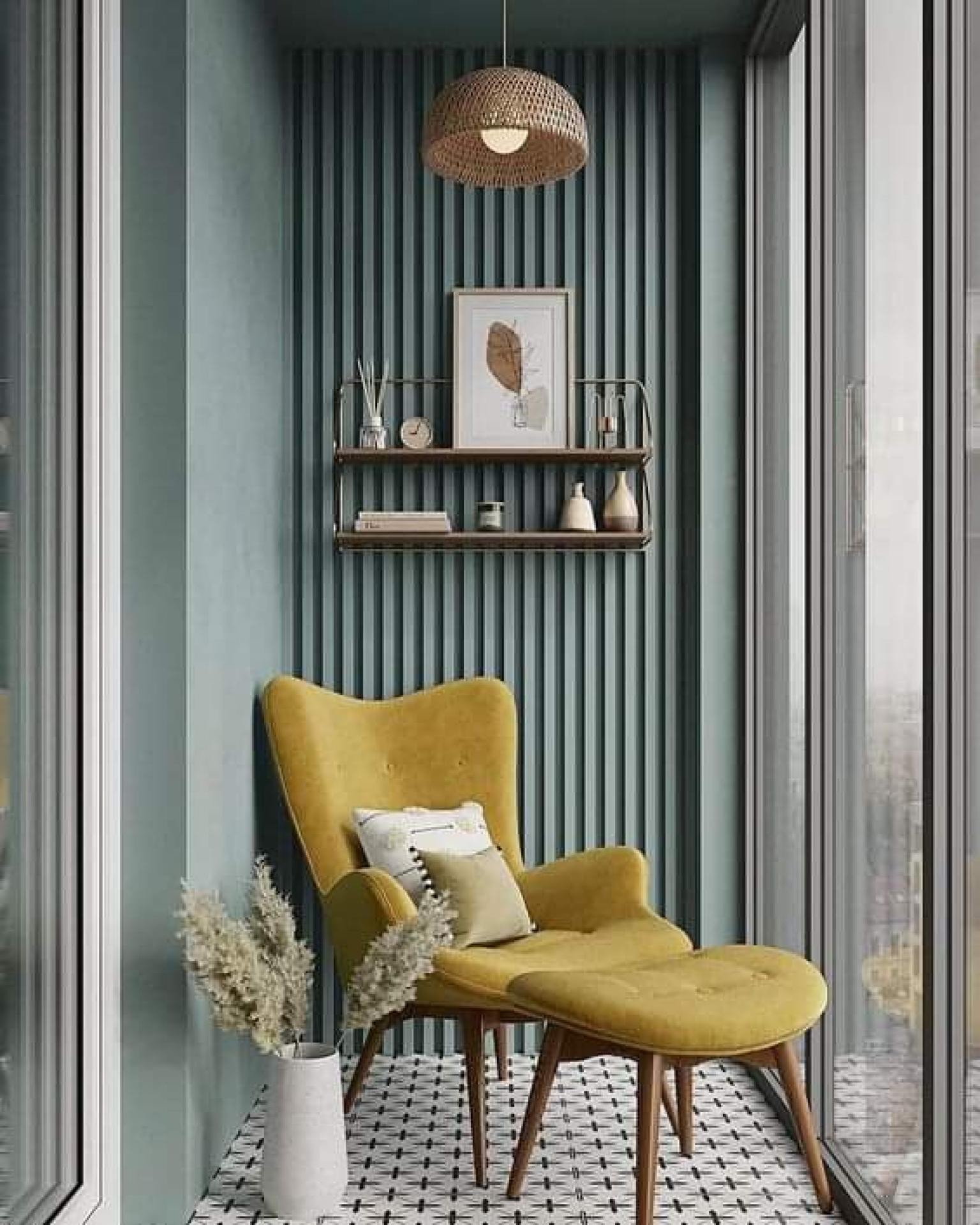 Kapalı balkon köşesinde yeşil renge boyanmış dikey yivli duvar panelleri ve çıtalar, ahşap zemin dokuları eşliğinde sarı renkli modern bir berjer.