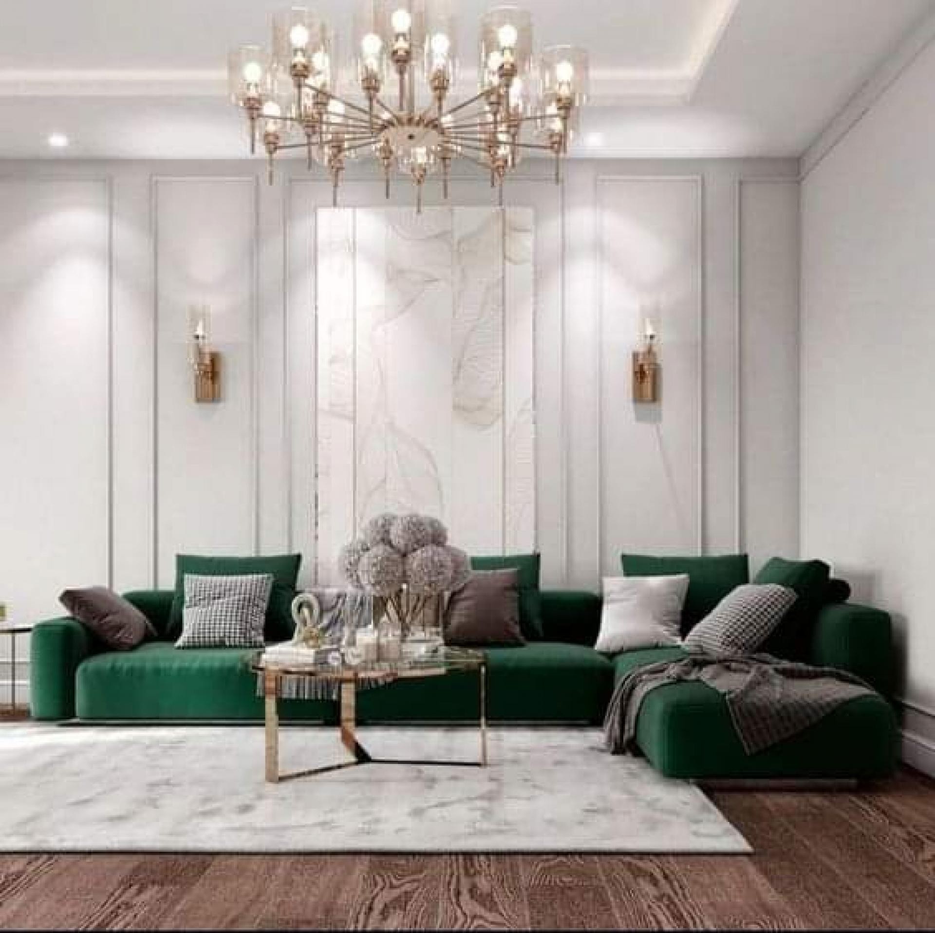 Dikey formda yerleştirilmiş poliüretan duvar çıtaları, altın rengi aplikler ve yeşil koltukları olan modern salon.