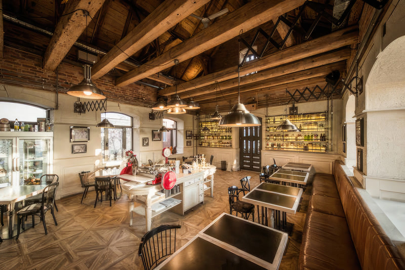 Geniş Kafe Tavanlarında Ahşap Dokulu Kütük ve Kiriş Kaplamaları
