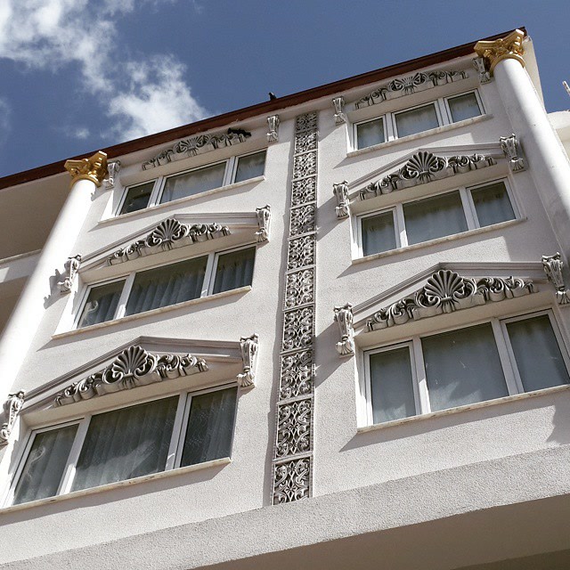 Oteller İçin Dış Cephe Taç, Dikey Panel ve Pencere Altı Payanda Uygulaması