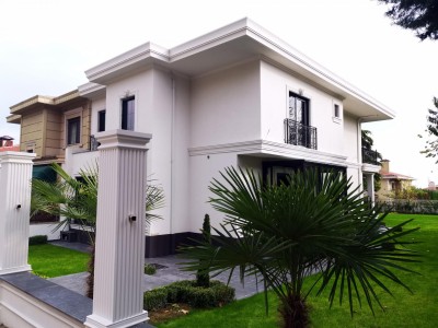 Beyaz ve Antrasit Kontrastlı Dış Cephe Söve ve Pilaster Sütun Uygulamaları
