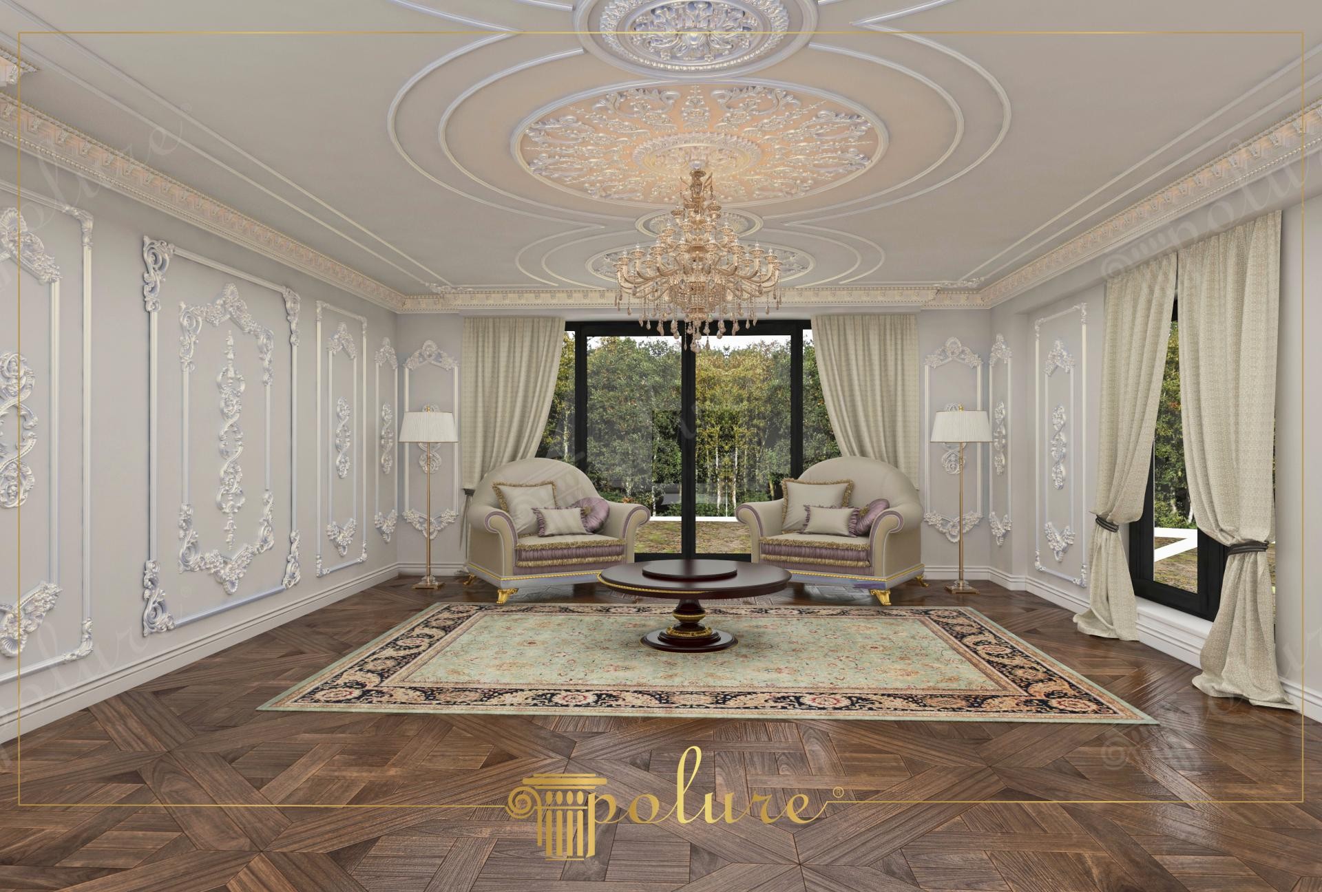 Katmanlı bir tavan göbeği, simetrik duvar çıtaları ve süslü köşe aplikleri ile dekore edilmiş lüks salon.