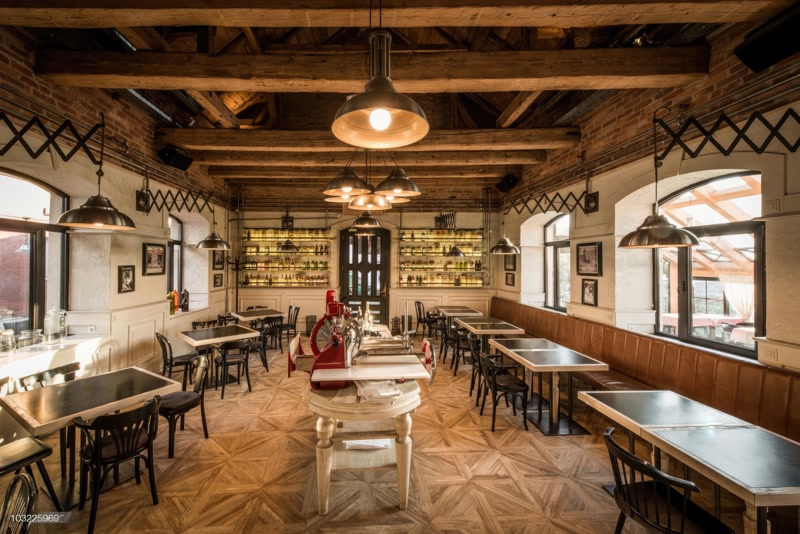 Restoranlar İçin Endüstriyel Ahşap Görünümlü Tavan Kiriş Uygulaması