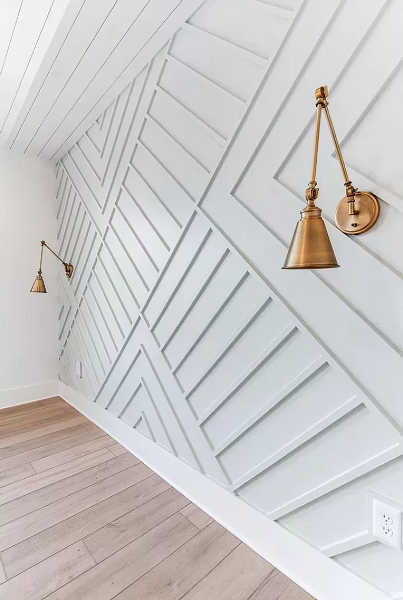 Pirinç Aplikli Geometrik Salon Duvarı Tasarımı