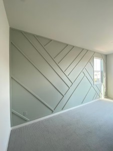 Adaçayı Yeşili Salonda Geometrik Duvar Çıtası Uygulaması