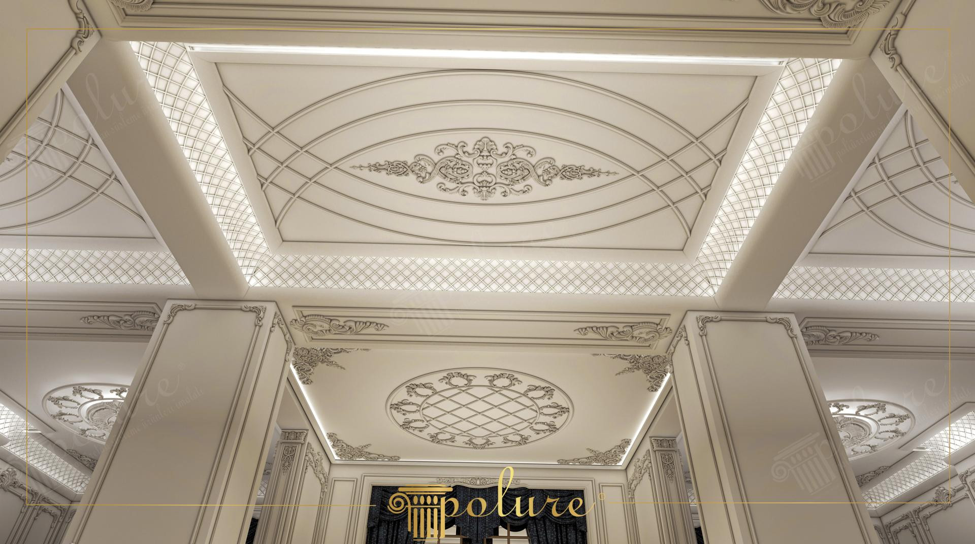 Geniş salonun iç mekanında baklava desenli poliüretan tavan kasetleri, çıtalar ve pilaster sütun kaplamaları ile yaratılan dekoratif tasarım.