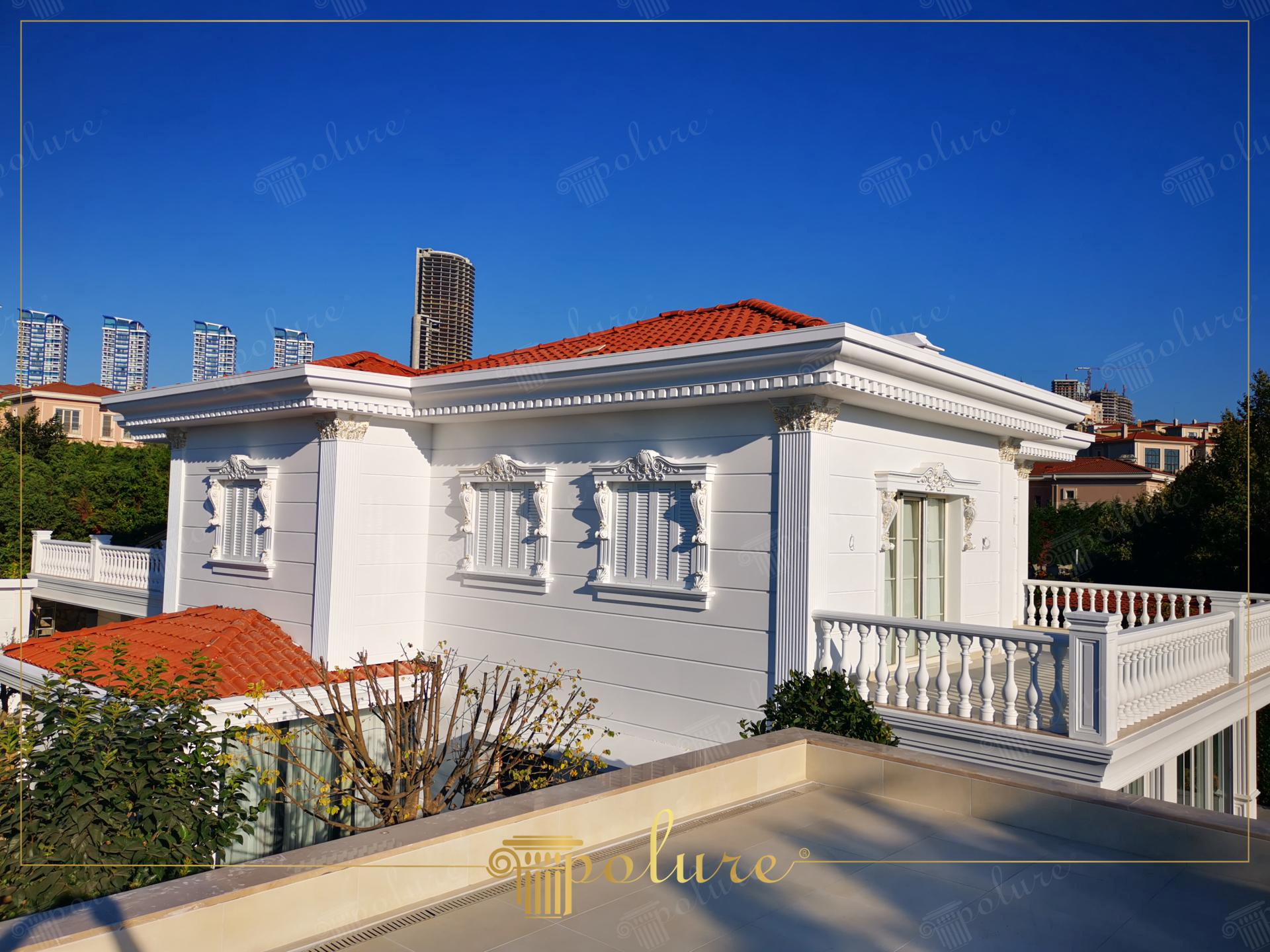Beyaz renkli klasik dış cephede derzli paneller, yivli pilaster sütunlar, söve ve balkon balustrad uygulaması.