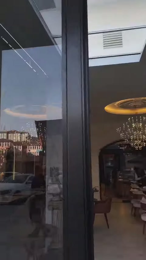 Cam girişin ardından dekoratif sütunlu işletme iç mekânı görülüyor