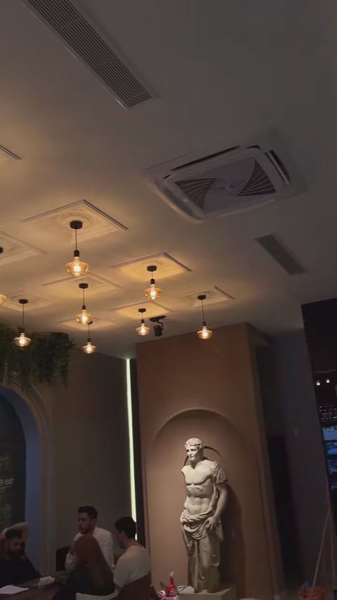 Restoran tavanında kare paneller ve sarkıt aydınlatmalar sıralanıyor