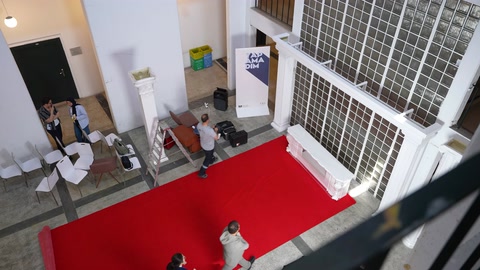 Üst kattan etkinlik stantları ve mimari atriyum izleniyor