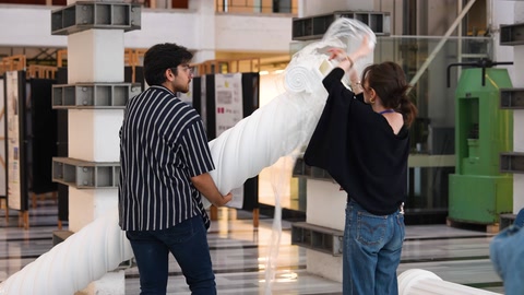 Ekip, büyük beyaz kavisli dekoratif profili birlikte taşıyor