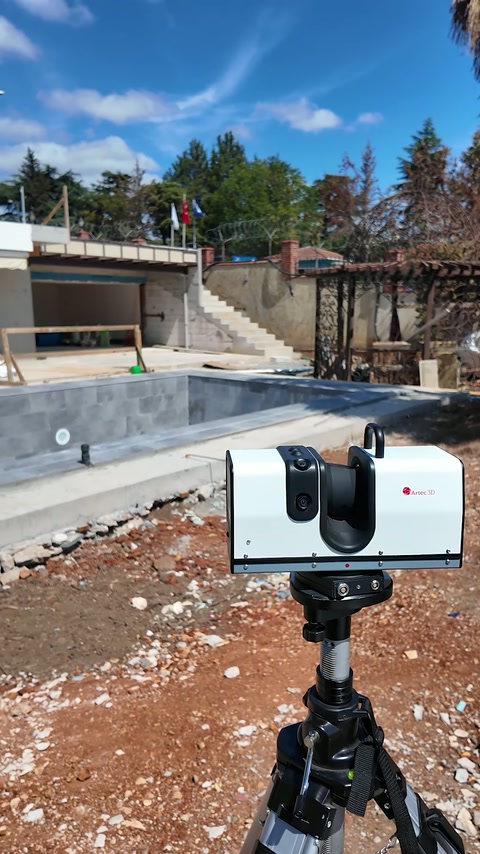 Tripod üzerindeki tarayıcı, havuz kenarındaki alanı dijital kayda hazırlıyor.