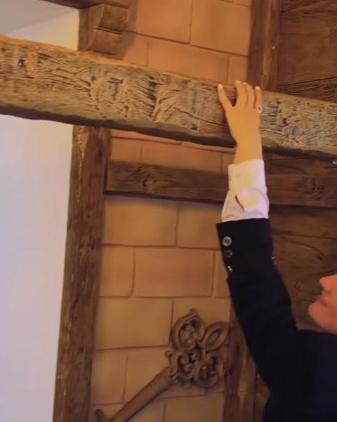 Rustik mekânda tavana ve duvara uygulanmış ahşap görünümlü kirişler