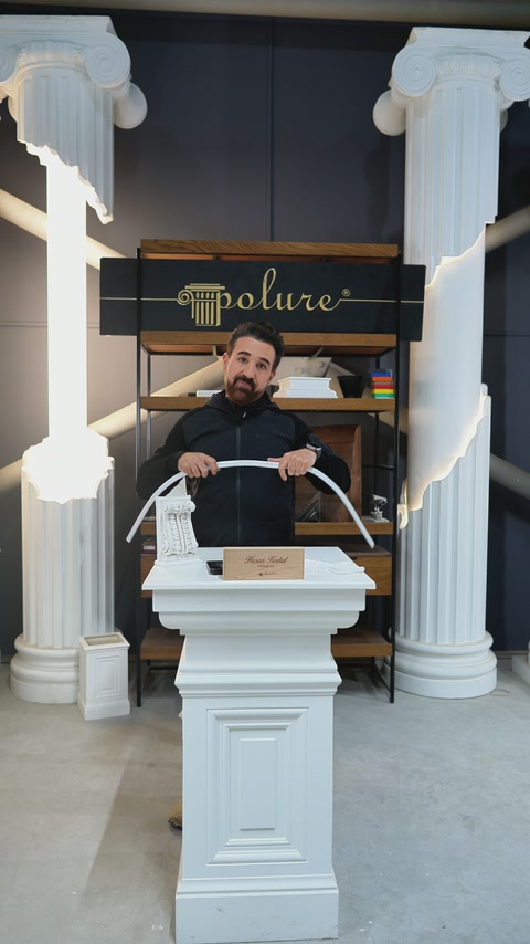 Sunucu, ince kavisli profilin formunu elleriyle gösteriyor