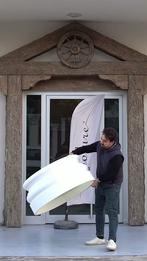 Usta yuvarlak profilli alt kaideyi giriş önünde çevirerek gösteriyor