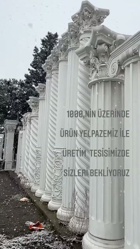 Dış mekândaki sütun modellerinde yivli gövdeler ve süslü tepeler görülüyor.