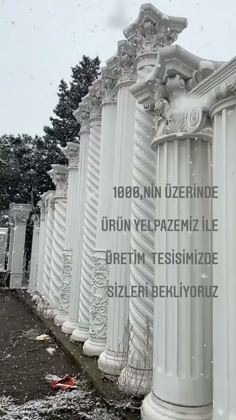 Atölye dışında dizilmiş beyaz sütunlarda klasik motifli başlıklar yer alıyor.