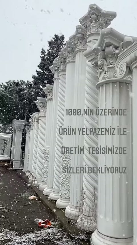Üretim tesisi bahçesinde farklı desenlere sahip dekoratif sütunlar sıralanıyor.