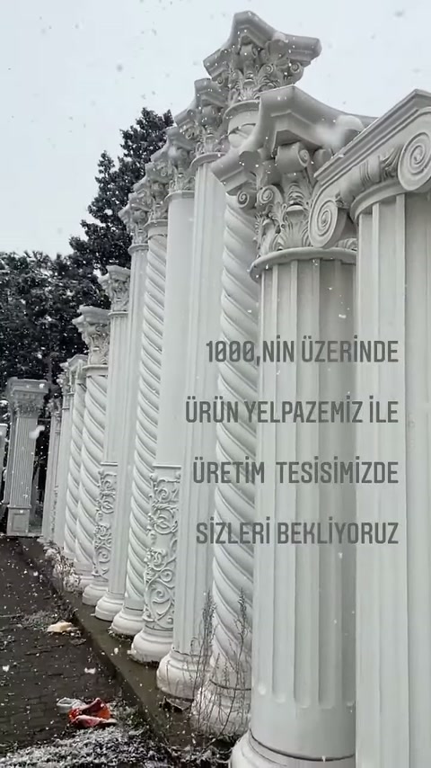 Üretim sahasındaki beyaz sütun çeşitleri, bezemeli üst bölümleriyle görüntüleniyor.