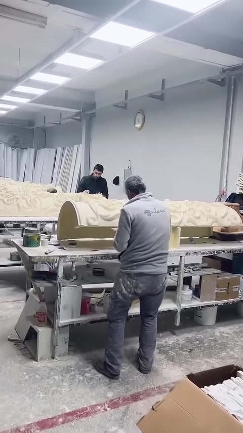 Ustanın çalışma tezgâhındaki silindirik sütun ayağını işlediği aşama