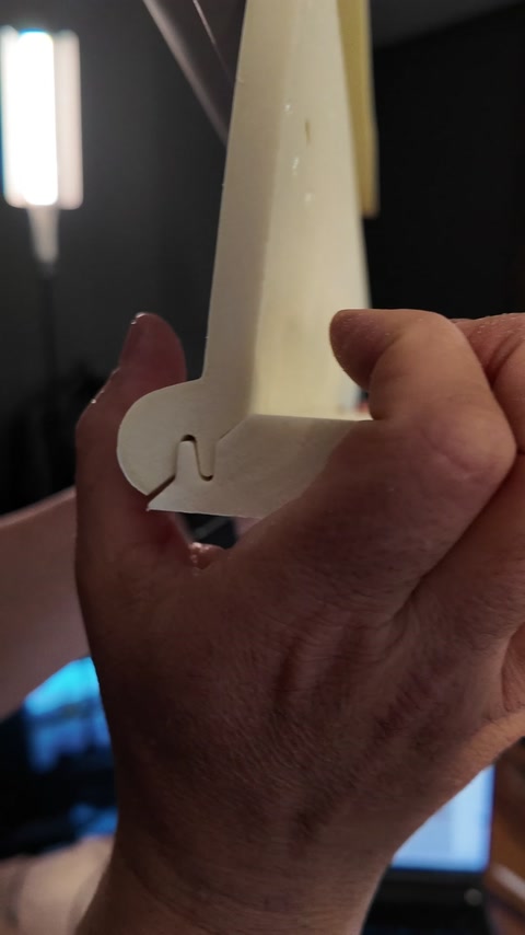 Bağlantı parçasının kıvrımlı uç detayı yakın planda gösteriliyor.