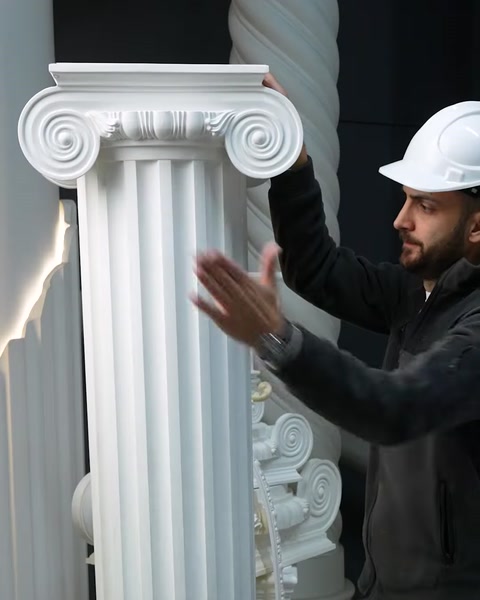 İyonik başlıklı yivli dekoratif sütunun ayrıntıları yakından sergileniyor.