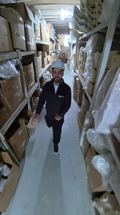 Görevli stok koridorunda farklı biçimlerdeki dekoratif parçaları tanıtıyor