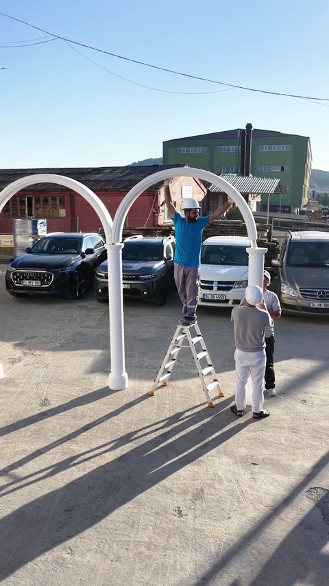 Yan yana kurulan üç kemer açıklığı bütün halinde görülüyor