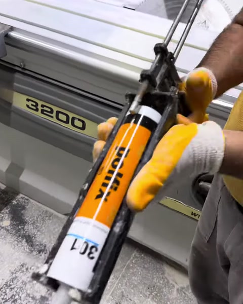 Poliüretan yapıştırıcı kartuşu ile köşe birleşim hattı dolduruluyor