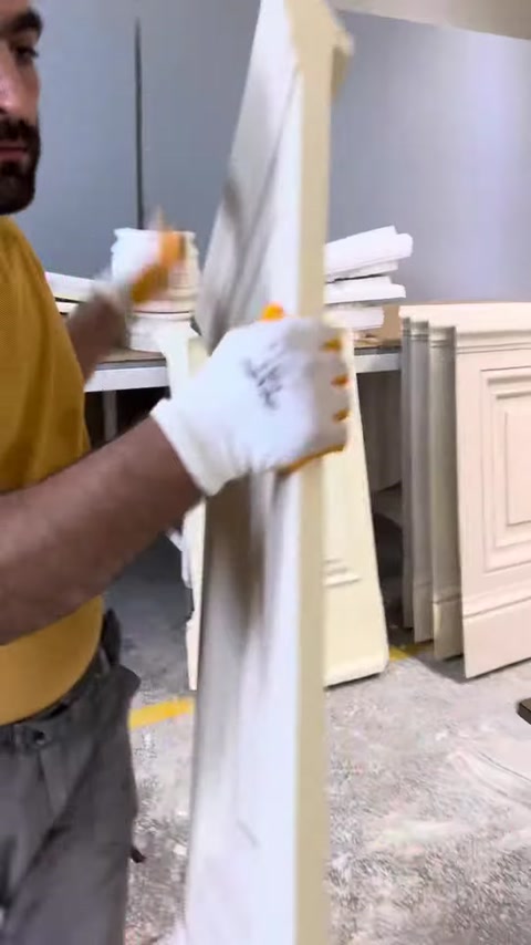 Dekoratif yan parça pilaster gövdesine dikkatlice monte ediliyor