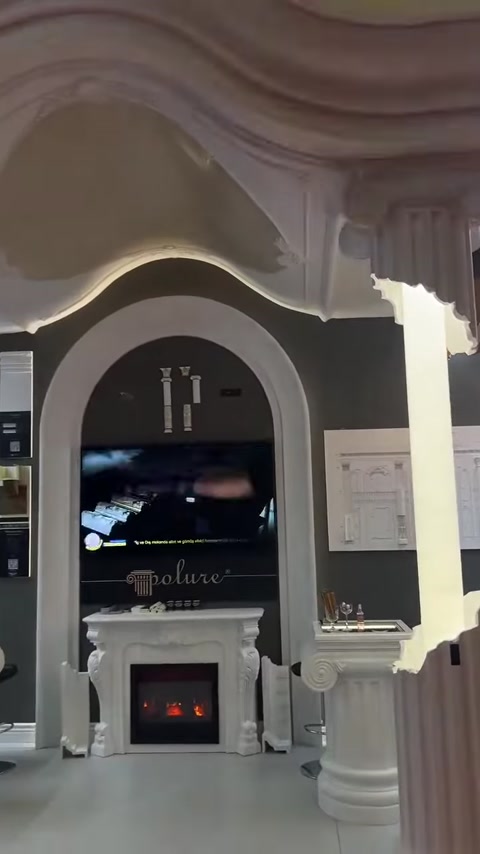 Kavisli kemer ve tavan silmeleri fuar standının girişini çerçeveliyor