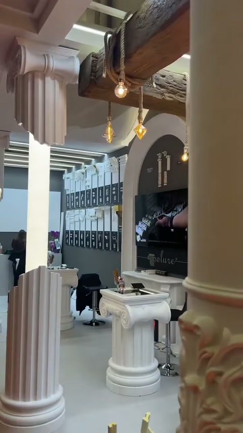 Video, fuar standındaki antik sütunları ve dekoratif profil sergilerini gösteriyor