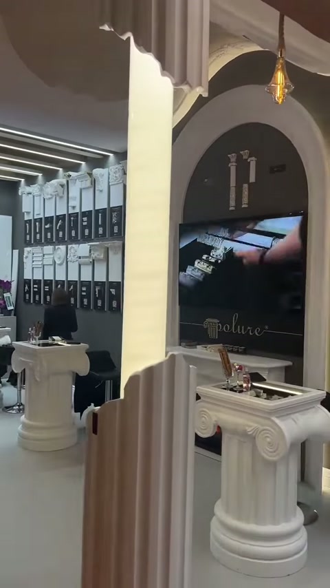 Yivli teşhir elemanları, antik başlıklı masa ve duvar panoları görülüyor