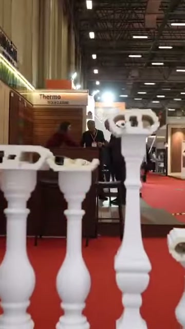 Fuar standında farklı gövde formlarına sahip beyaz dekoratif badastroller sergileniyor.