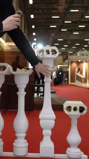 Sunucu, dekoratif badastrolün üst bağlantı profilini eliyle işaret ediyor.