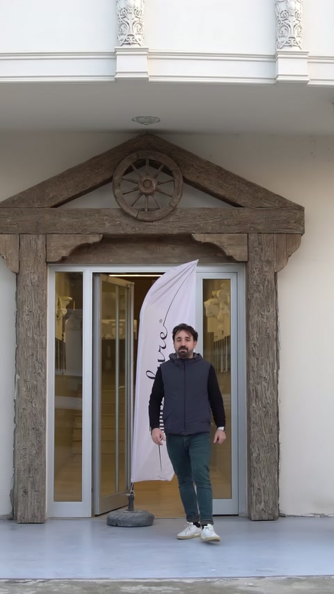 Usta, bina girişindeki yuvarlak kaideyi sütun montajı için konumlandırıyor.