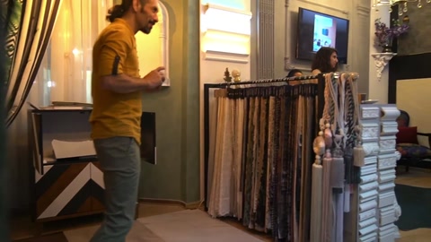 Perde numuneleri dekoratif sütunlar ve şömine uygulaması yanında sergileniyor