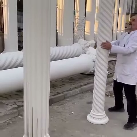 Dikey dekoratif sütunun yüksekliği ve oluklu yapısı sergileniyor