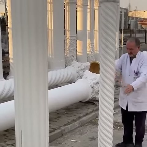 Kaide üzerindeki spiral sütun, diğer modellerle beraber sergileniyor
