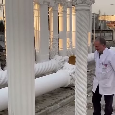 İnce burmalı gövde, açık hava alanında tek başına dikiliyor
