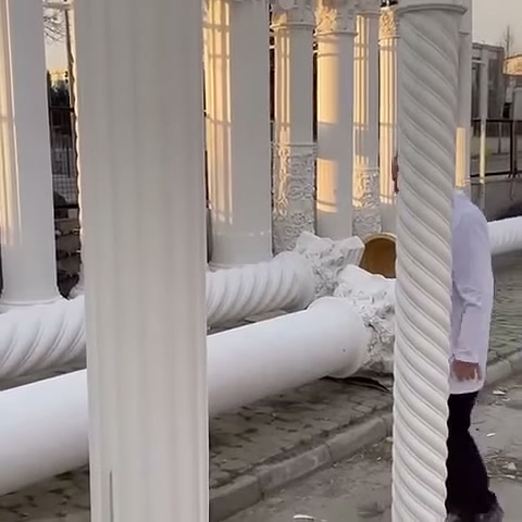 Spiral desenli sütun modeli kaidesi üzerinde önden görülüyor
