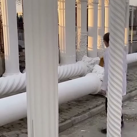 Dikey burmalı sütunun taban ve gövde ayrıntıları belirgin biçimde seçiliyor