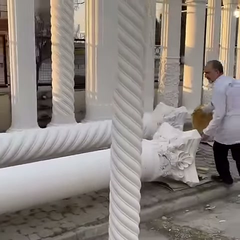 Usta, zemindeki büyük yaprak bezemeli sütun başlığına yöneliyor