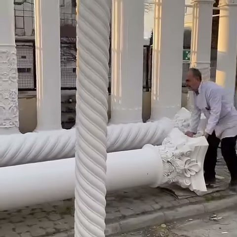 İşlemeli başlık parçası yatay sütun ucunda elle kontrol ediliyor