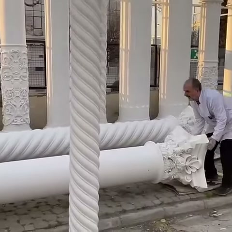 Usta, akantus bezemeli başlığın bağlantı bölümünü kavrıyor