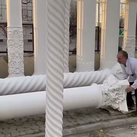 Yatay sütun ucundaki kabartmalı başlık yerinden oynatılıyor
