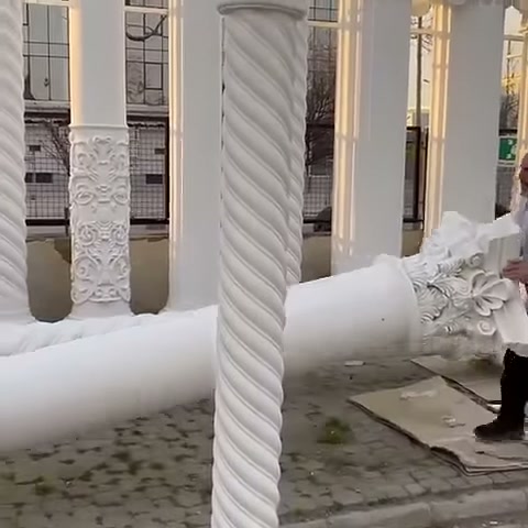 Kabartmalı başlık detayı, düz gövde ucunda yakından sergileniyor