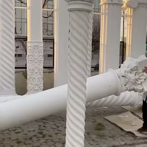 Yaprak motifli sütun başlığı yatay parça üzerinde belirginleşiyor