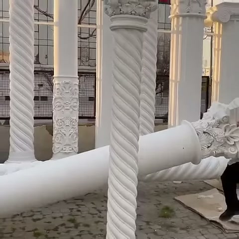Süslü başlık ile uzun beyaz gövde zeminde birlikte duruyor